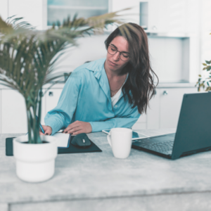 between travel nurse contracts